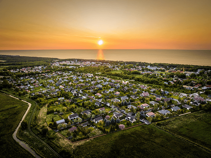 Przykładowa zabudowa Baltic Garden w Dźwirzynie o zachodzie słońca